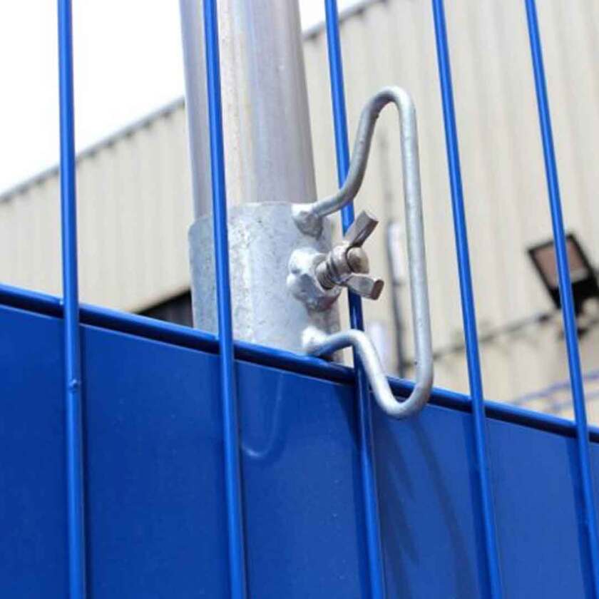 Justerbar fastholdelse til rund rækværksstolpe