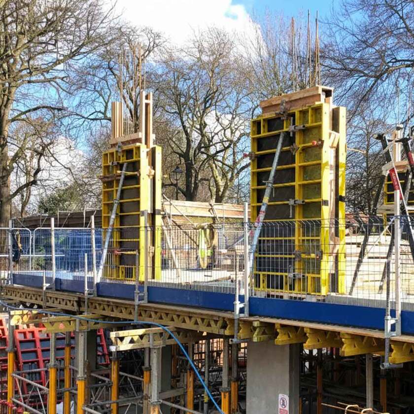 Universaltvinge til rund rækværksstolpe