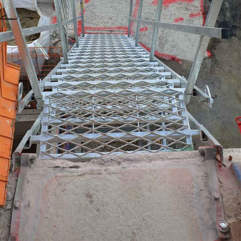 Fastgørelses af ståltrappe på plade