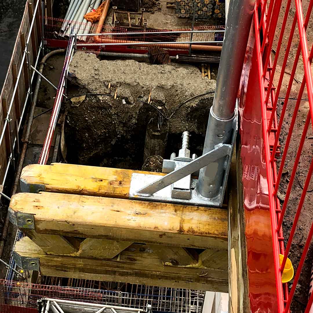 Beslag til trædrager til rund rækværksstolpe