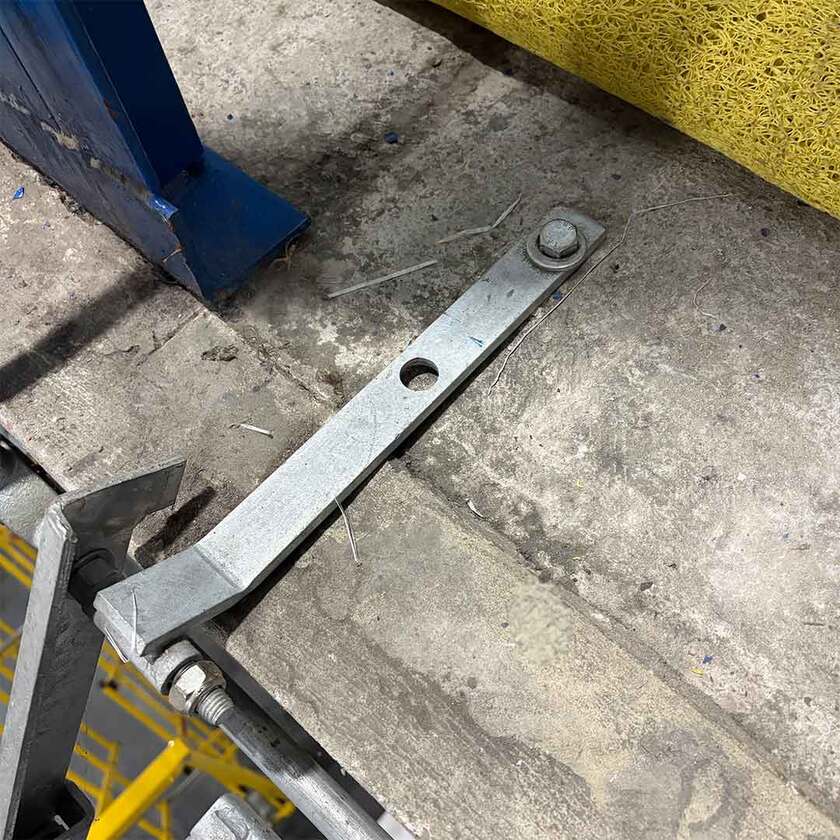 Fastgørelses af ståltrappe på plade